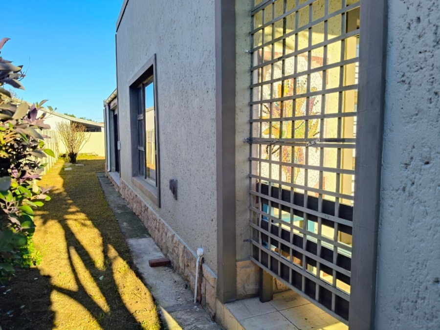 3 Bedroom Property for Sale in Wavecrest Eastern Cape